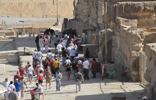 القبض على سائحين تركيين بتهمة تصوير مواقع أثرية بالأقصر