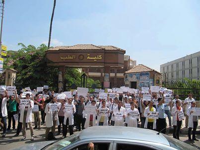 طلبة طب المنصورة يطالبون بالإفراج عن زملائهم المعتقلين