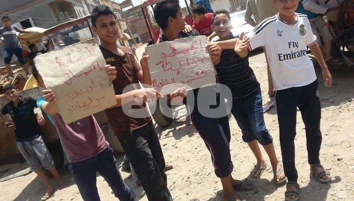 أهالي “ميت سلسيل” يقطعون السكة الحديد احتجاجا على تكرار الحوادث