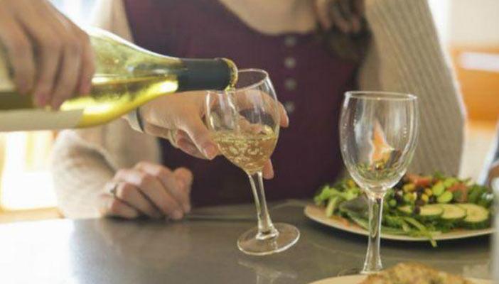 دراسة: تناول الكحوليات بكميات محدودة “يزيد من خطر الإصابة بالسرطان”