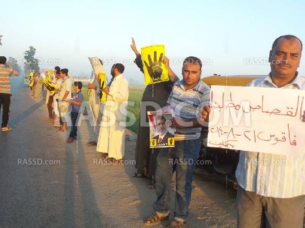 سلاسل بشرية بفاقوس للمطالبة بالقصاص