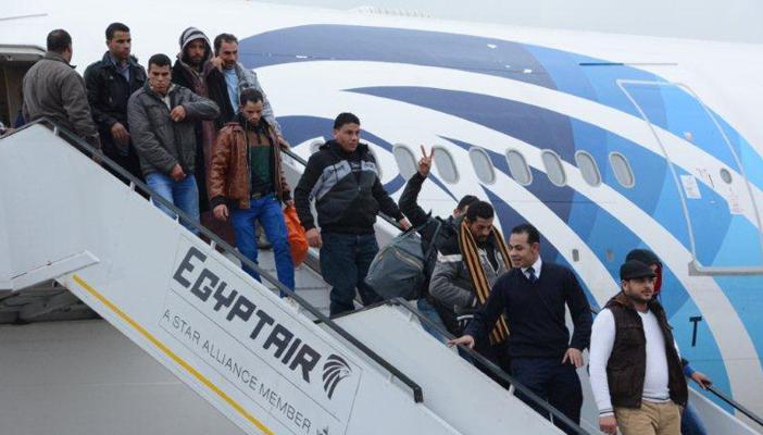 بالفيديو.. ركاب طائرة باريس يتوعدون شركة مصر الطيران