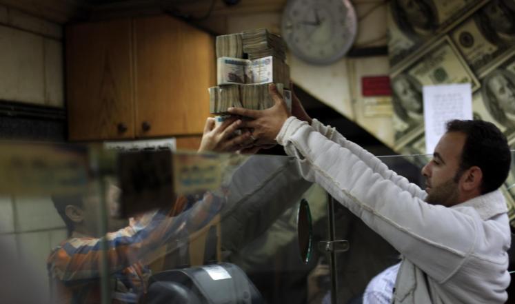 السيسي يحارب ارتفاع الدولار بتشريع ضد المتعاملين بـ”الأخضر”