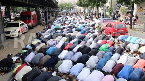 مسلمون يؤدون الجمعة خارج مسجد حُرق ببرلين