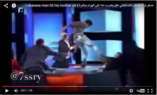 بالفيديو.. شاب يقوم يضرب أمه على الهواء أمام العالم