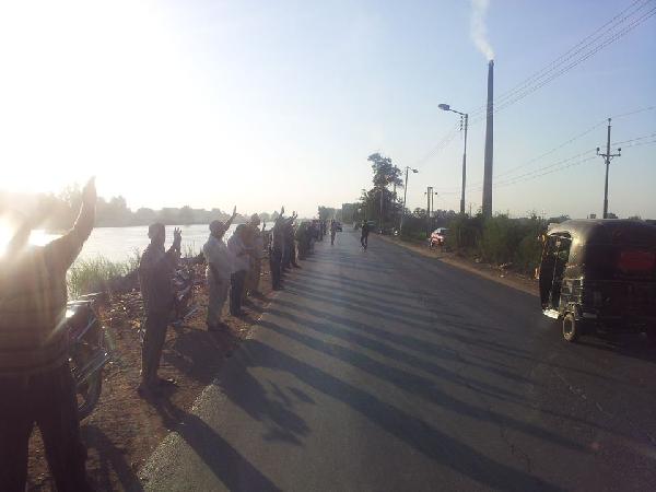 سلسلة بشرية لأهالي “زفتى” في الغربية