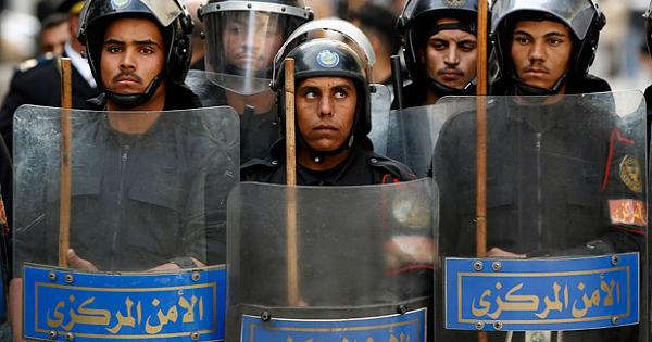 مجندون يقطعون الطريق الصحراوي بالإسماعلية