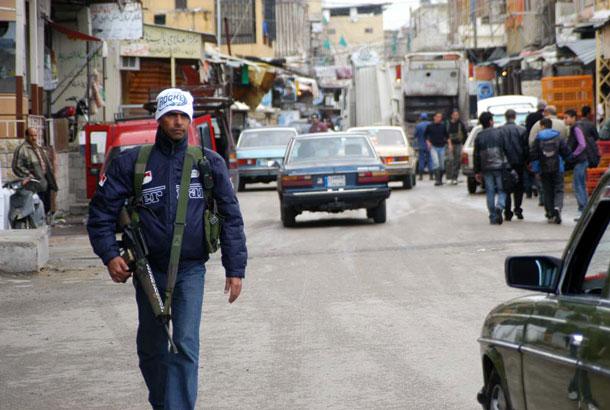 3 قتلى و15 جريحا في اشتباكات داخل مخيم عين الحلوة بلبنان
