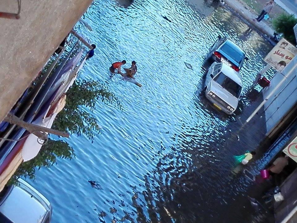 بالصور.. غرق شوارع حي مبارك في بورسعيد بعد انفجار ماسورة مياه رئيسية