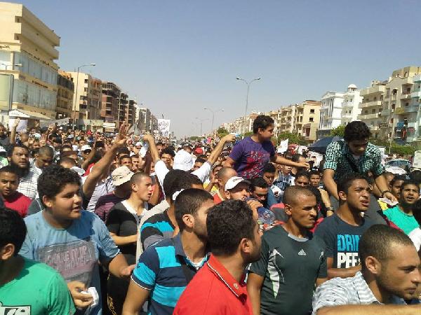 متظاهرو6أكتوبر يغيرون خط المسيرات حقناً للدماء