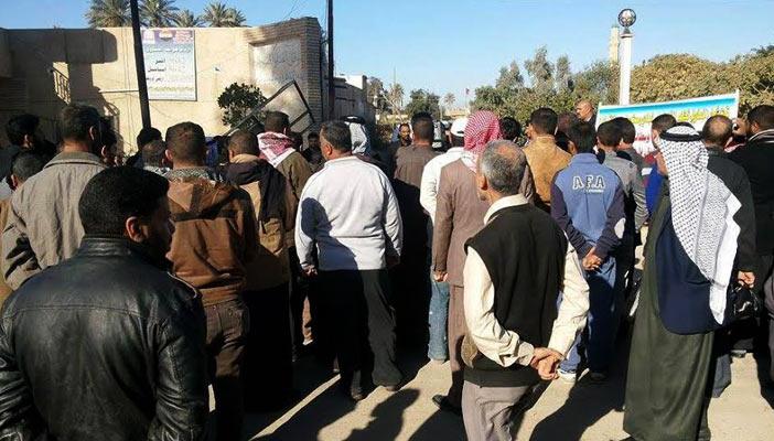 مئات العراقيين يقتحمون مبنى حكوميًا بكربلاء