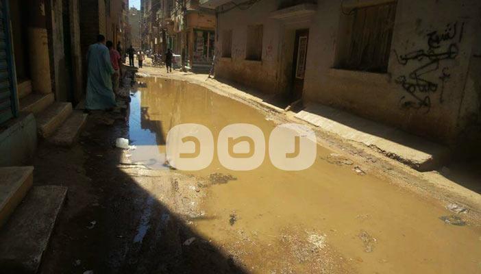 أزمة الصرف تحول شوارع “المنيا” لبرك ومستنقعات والمسؤولون في غيبوبة