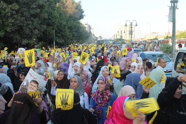 بالصور ..سلسلة بشرية تتحول الى مسيرة حاشدة بالاسكندرية