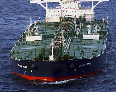 نشطاء أمريكييون يعرقلون حركة سفينة شحنٍ صهيونية