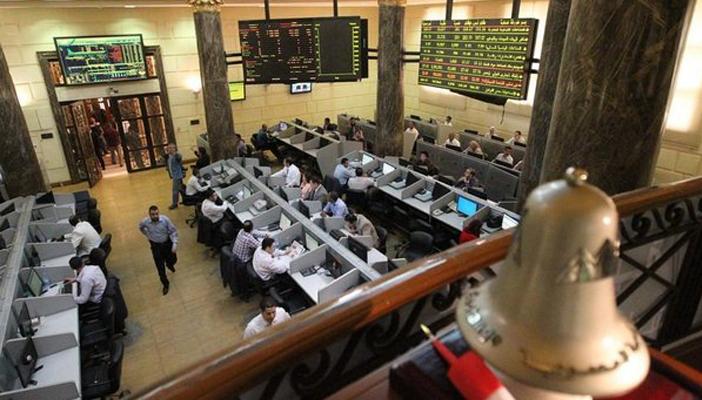 البورصة تواصل تراجعها ورأس مالها يخسر 2.7 مليار جنيه صباح اليوم