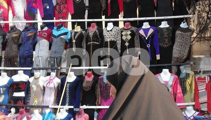 “البلوزة” وصلت 250 جنيهًا.. ارتفاع أسعار الملابس في بني سويف