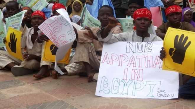 الآلاف في نيجريا يطالبون بعودة مرسي