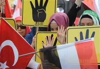 آلاف الأتراك يرفعون “تحية رابعة” في مظاهرة حاشدة