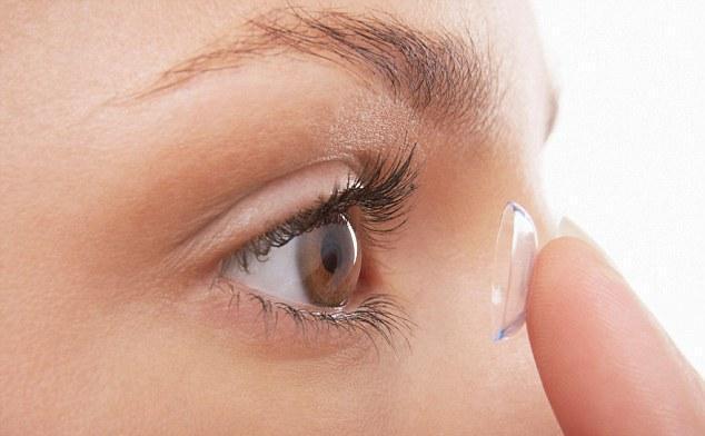 دراسة: تجاهل نظافة العدسات اللاصقة يؤدي للإصابة بالعمى