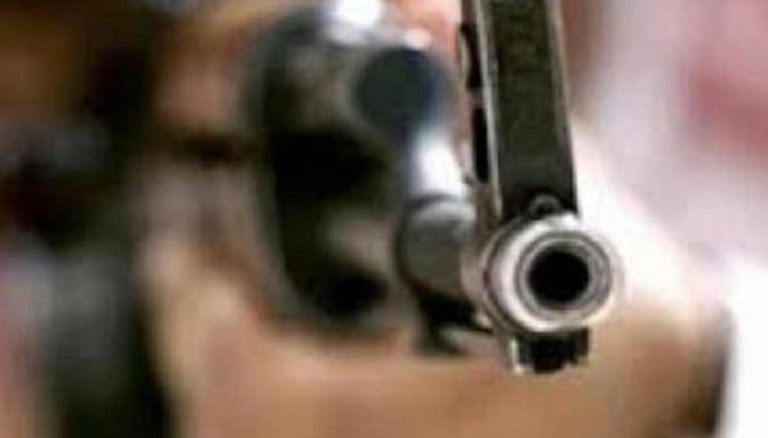 أمين شرطة يصيب 4 أشقاء بطلقات نارية جراء خلافات “جيرة”