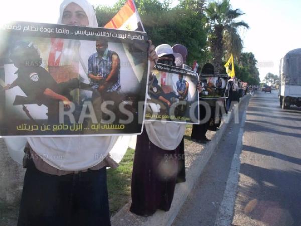 صور..الآلاف ينظمون سلاسل بشرية ببرج العرب تنديداً بالانقلاب