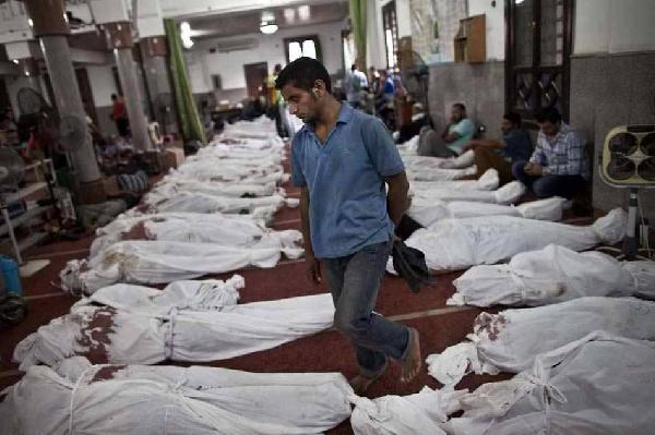 الجارديان: لماذا يهلل المصريون للانقلاب القاتل؟