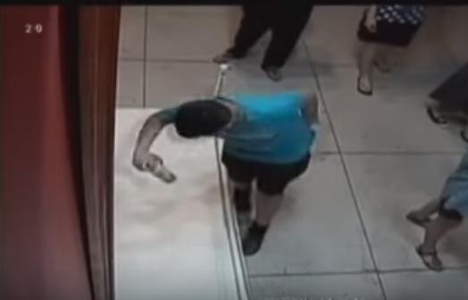 بالفيديو.. صبي يتعثر داخل معرض ويتلف لوحة بقيمة مليون جنيه إسترليني