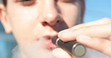 “الصحة العالمية” تدعو لفرض قيود صارمة على السجائر الإلكترونية