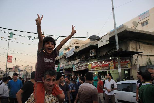 فيديو..تكبيرات العيد وأطلاق نار كثيف بأحتفالات غزة