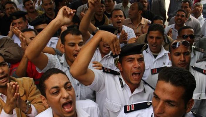 بالأرقام.. رواد “الفيس بوك” يتداولون الرواتب الرسمية لأمناء الشرطة