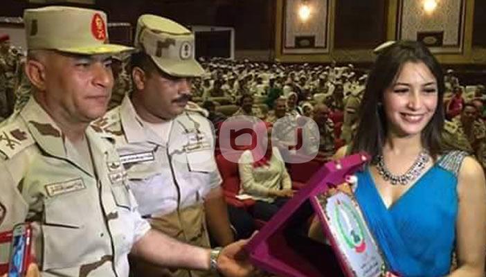 بالصور.. الجيش يكرِّم المطربة “جنات” بعد حفل ترفيهي للجنود والضباط