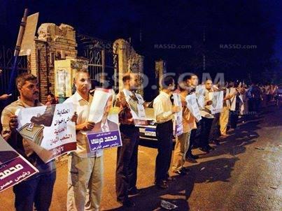 سلسلة بشرية لرافضي الانقلاب بالمنصورة