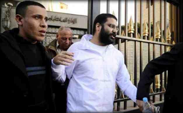 علاء وسناء عبد الفتاح يحضران جنازة والدهما