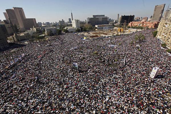 إعلام الانقلاب يمحو 25 يناير من ذاكرة المصريين