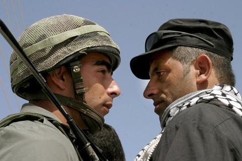 جندي صهيوني يطلق سراح فلسطيني مقابل استعادة «آي فون»