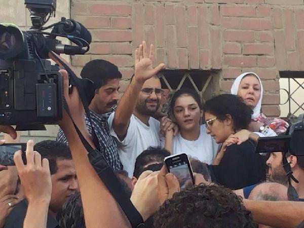 “علاء عبدالفتاح” في جنازة والده: أبويا شهيد وانتم عارفين من قتله