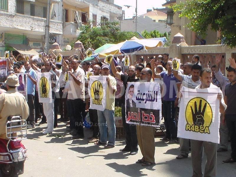 بالصور..وقفة احتجاجية أمام مسجد المتبولى بدمياط ضد الانقلاب