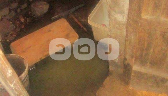 المياه الجوفية تهدد منازل الأهالي بأسيوط.. والمسؤولون: “انتو السبب”