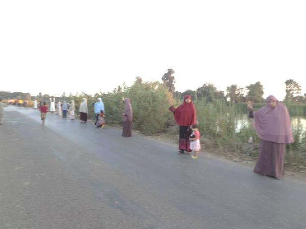 تنديدًا بانقطاع الكهرباء.. سلسلة بشرية في السنطة بالغربية