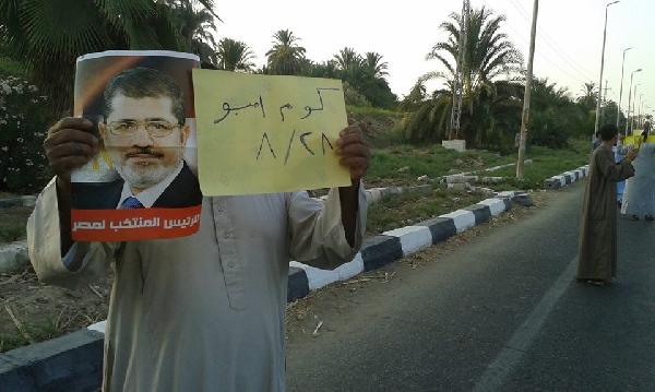 سلسلة بشرية على طريق “مصر-أسوان الزراعي”