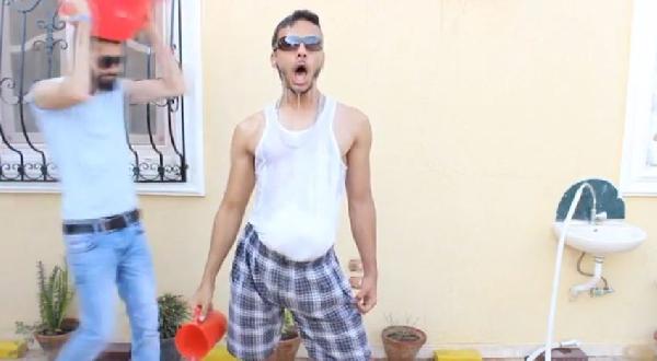 فيديو يسخر من تقليد المصريين لتحدي “دلو الثلج”