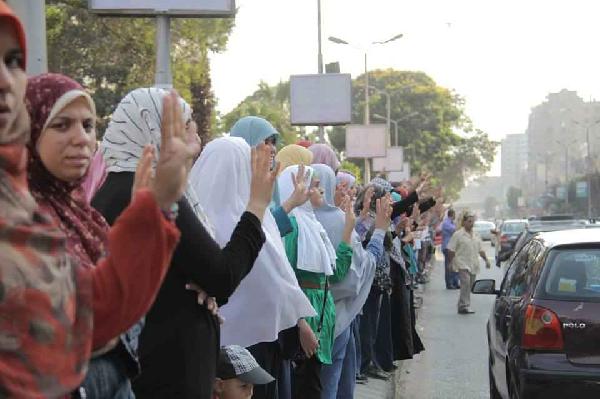 رغم جرائم الانقلاب.. المرأة المصرية تقود ثورتها