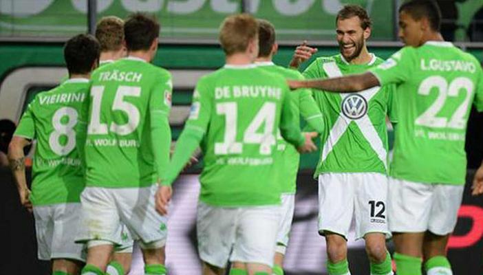 فولفسبورج يكتسح “شالكة” بثلاثية نظيفة ويتصدر الدوري