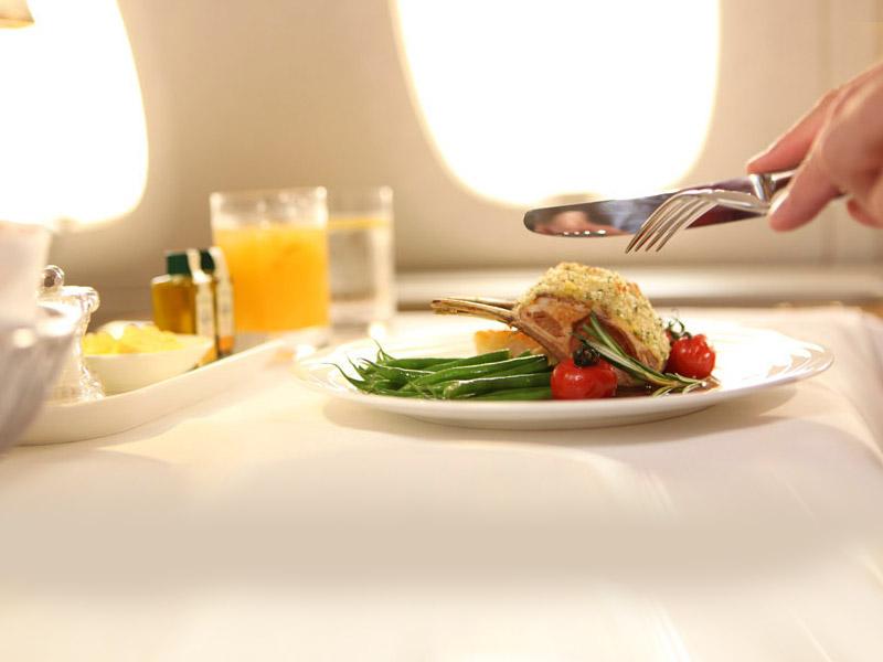 قبل صعودك الطائرة.. تناول هذه الأغذية وتجنب الأخرى