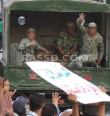 جندي يشير بعلامة “رابعة” لمتظاهري السويس