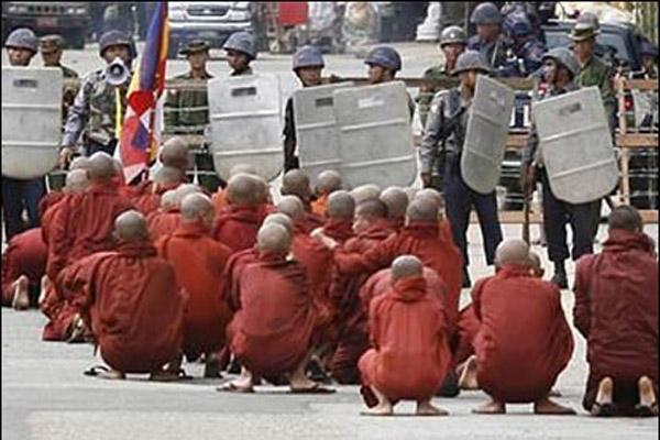 مسلمو بورما.. منسيون لا بواكيّ لهم