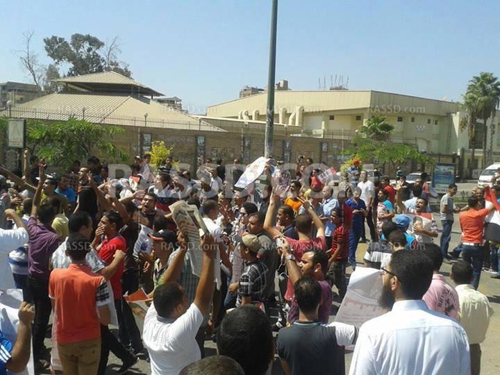 تزايد أعداد رافضي الانقلاب أمام استاد المنصورة