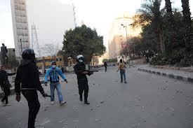 بحراسة الشرطة…بلطجية يعتدون علي متظاهري مسجد النور في بنها