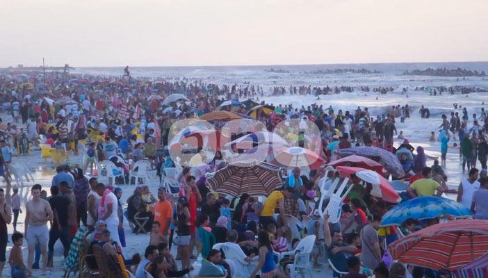 هروبًا من الموجة الحارة.. بالصور.. شواطئ الإسكندرية “كاملة العدد”