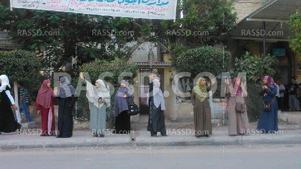 سلسلة بشرية لـ”نساء ضد الانقلاب” بالأسكندرية